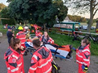 FW Ratingen: Gemeinsame Übung mit der Johanniter-Unfall-Hilfe - Unfall eines Planwagens