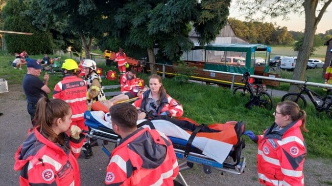FW Ratingen: Gemeinsame Übung mit der Johanniter-Unfall-Hilfe - Unfall eines Planwagens