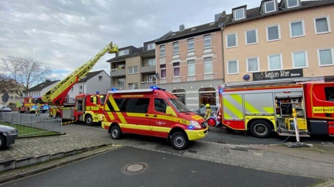 FW Ratingen: Gemeldeter Brand in Dachgeschosswohnung - Feuerwehr Ratingen verhindert Schlimmeres