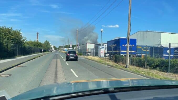 FW Ratingen: Grosses Feld in Vollbrand - Großeinsatz für die Feuerwehr Ratingen