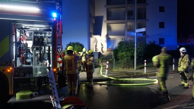 FW Ratingen: Kellerbrand fordert eine verletzte Person - Feuerwehr Ratingen im Einsatz
