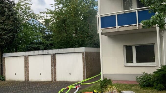 FW Ratingen: Kellerbrand in Mehrfamilienhaus, Treppenraum verraucht