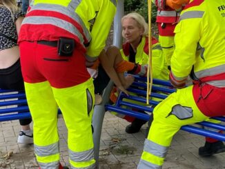 FW Ratingen: Kind eingeklemmt - Feuerwehr Ratingen kommt mit Seife!