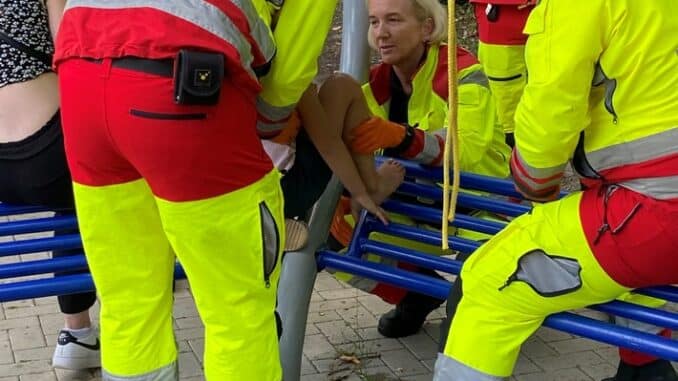 FW Ratingen: Kind eingeklemmt - Feuerwehr Ratingen kommt mit Seife!