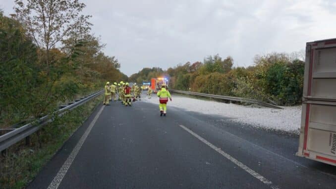 FW Ratingen: LKW-Unfall auf der A44