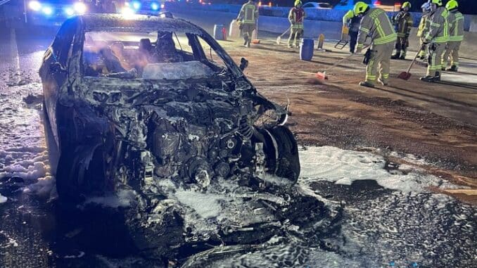 FW Ratingen: Mehrere PKW-Brände auf der BAB3 - Vollsperrung der A3 in Fahrtrichtung Köln, Feuerwehr Ratingen im Einsatz