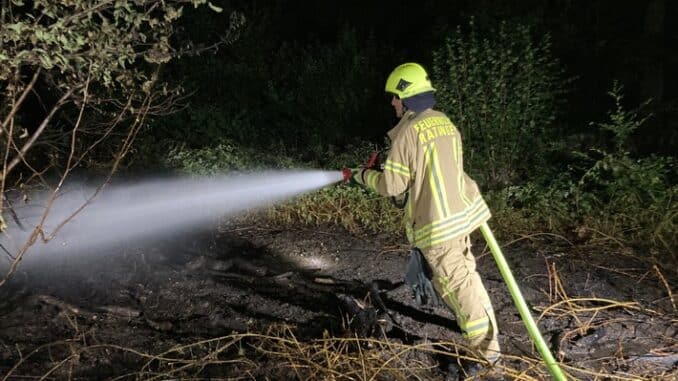 FW Ratingen: Nächtlicher Waldbrand konnte schnell gelöscht werden