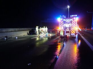 FW Ratingen: Nächtlicher schwerer Verkehrsunfall - Feuerwehr Ratingen im Einsatz