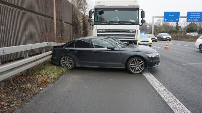 FW Ratingen: Ratingen BAB 52, Verkehrsunfall, Person eingeklemmt