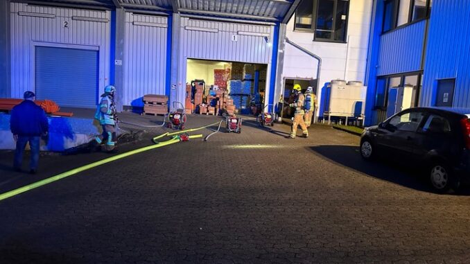 FW Ratingen: Ratingen, Brand in Gewerbebetrieb