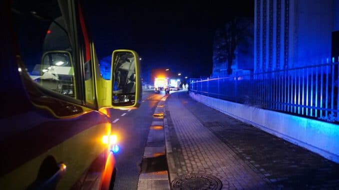 FW Ratingen: Ratingen Lintorf, Rehhecke, 08.01.22, 01:05 Uhr