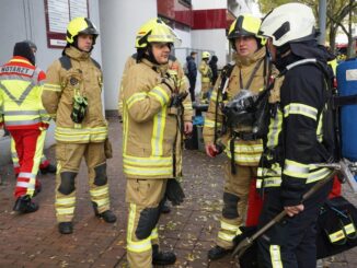 FW Ratingen: Rauch dringt aus Wohnung - Brand in Ratinger Hochhaus