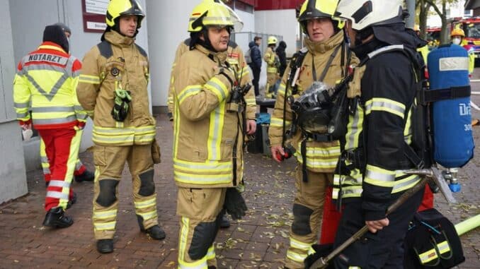FW Ratingen: Rauch dringt aus Wohnung - Brand in Ratinger Hochhaus