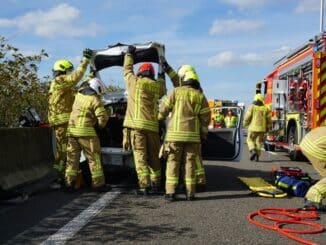 FW Ratingen: Schwerer Verkehrsunfall in Ratingen - Feuerwehr öffnet Fahrzeug