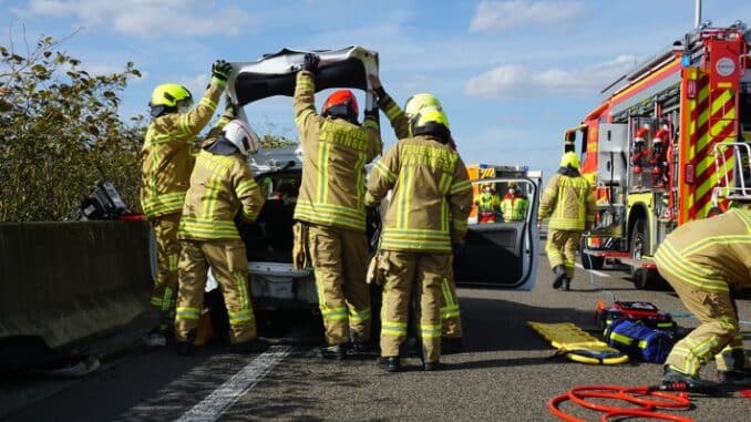 FW Ratingen: Schwerer Verkehrsunfall in Ratingen - Feuerwehr öffnet Fahrzeug