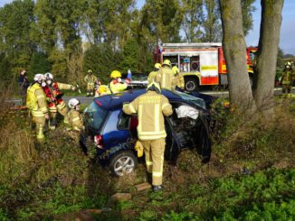 FW Ratingen: Schwerer Verkehrsunfall in Ratingen - PKW rast gegen Baum
