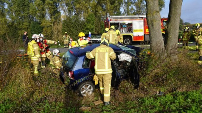 FW Ratingen: Schwerer Verkehrsunfall in Ratingen - PKW rast gegen Baum