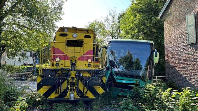 FW Ratingen: Unfall zwischen einem Reisebus und einem Güterzug