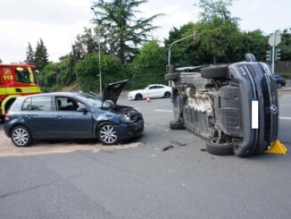 FW Ratingen: Verkehrsunfall: VW-Bus auf Seite