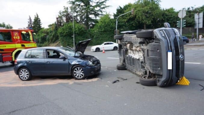FW Ratingen: Verkehrsunfall: VW-Bus auf Seite