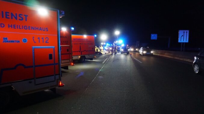 FW Ratingen: Verkehrsunfall auf Autobahn bei Ratingen - Fünf verletzte Personen