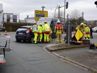 FW Ratingen: Verkehrsunfall im Kreuzungsbereich - Feuerwehr Ratingen im Einsatz