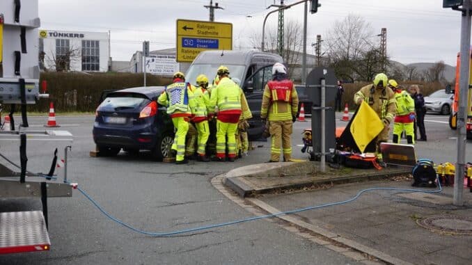 FW Ratingen: Verkehrsunfall im Kreuzungsbereich - Feuerwehr Ratingen im Einsatz