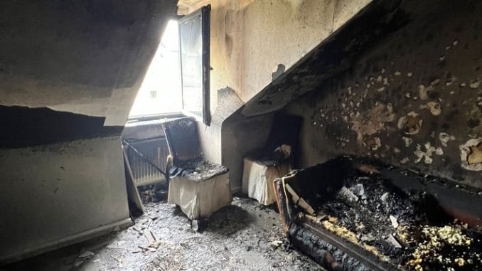 FW Ratingen: Wohnungsbrand (KZW) - Feuer in Dachgeschosswohnung