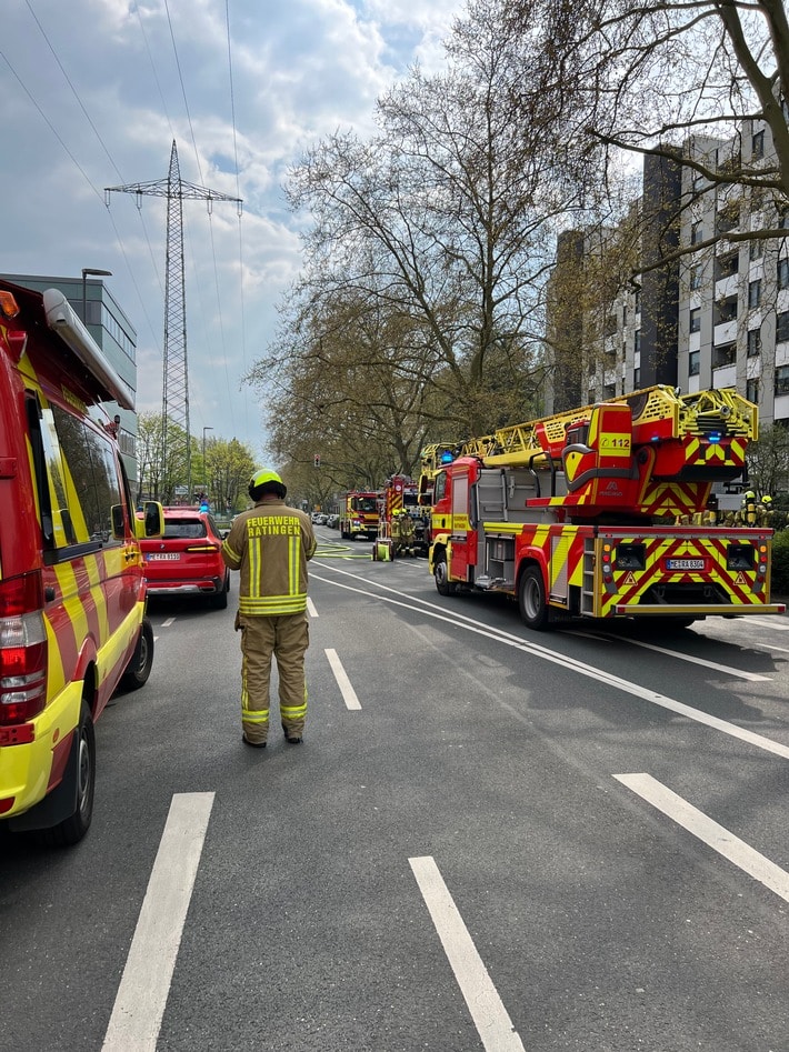 FW Ratingen: Wohnungsbrand Westtangente 79