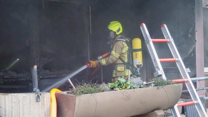 FW Ratingen: Wohnungsbrand in Ratingen - Feuerwehr rettet schwer verletzte Person aus Brandwohnung