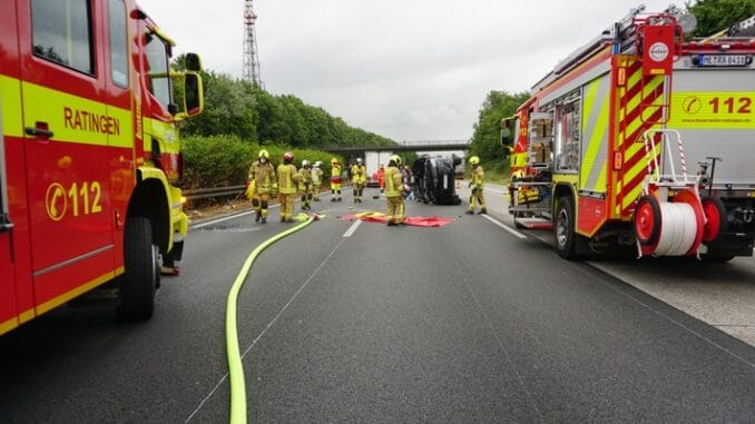 FW Ratingen: Zwei Verkehrsunfälle auf der Bundesautobahn drei unmittelbar hintereinander