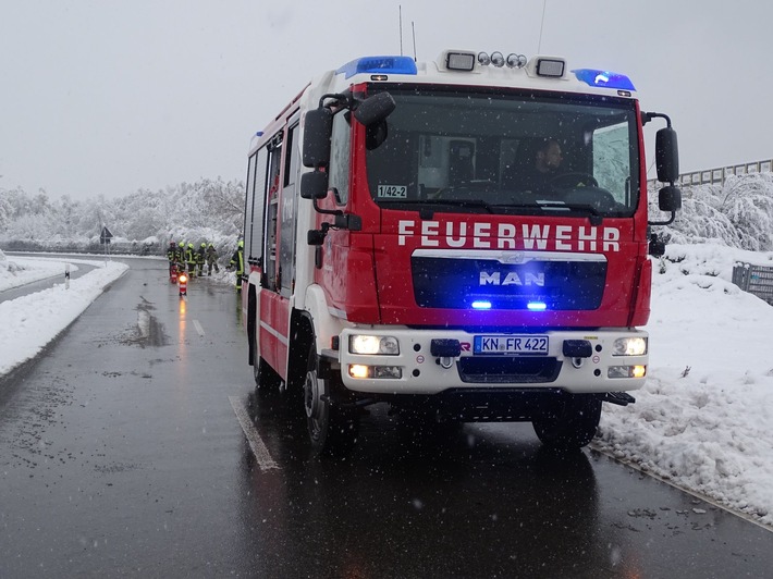 FW Reichenau: Bäume blockieren Fahrbahn, Reichenau, 02.12.2023