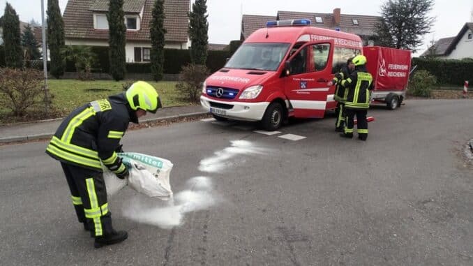 FW Reichenau: Ölspur auf Straße ab gestreut, Reichenau-Waldsiedlung/-Göldern, 11.02.2023
