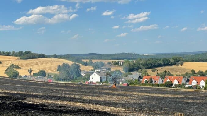 FW Rheingau-Taunus: Flächenbrand bei Bad Schwalbach: Großbrand kurz vor Wohnhäusern aufgehalten - weitere Flächenbrände im Rheingau-Taunus-Kreis