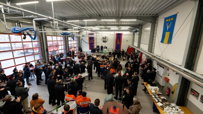 FW Rheurdt: Die Schlüssel zum neuen Feuerwehrgerätehaus sind nun offiziell übergeben