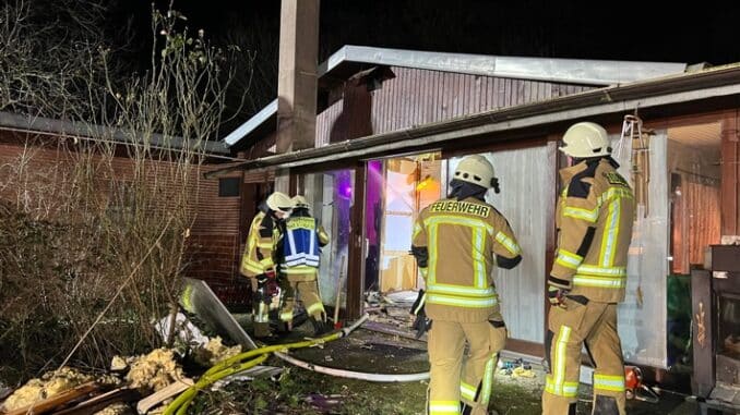 FW Rheurdt: Feuerwehr Rheurdt verhindert bei Brand am Landwehrweg Schlimmeres