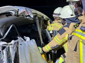 FW Rheurdt: Feuerwehr übt technische Rettung am Autohaus Mölders