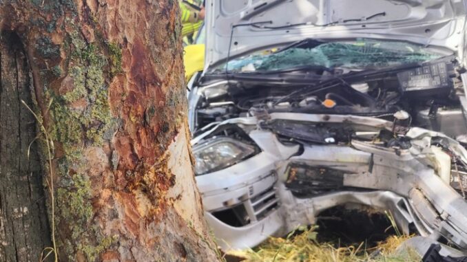 FW Rheurdt: PKW frontal gegen Baum: Feuerwehr befreit Fahrerin aus Unfallwagen