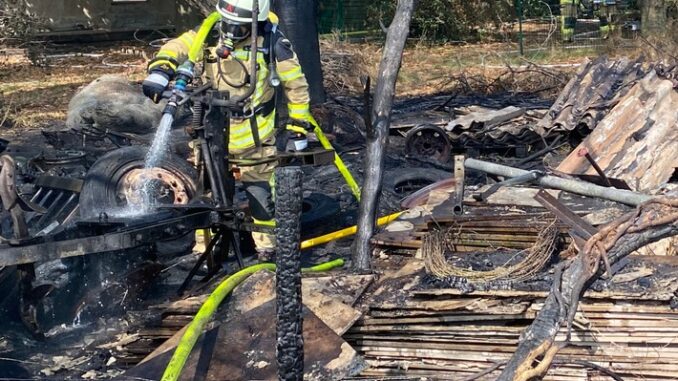 FW Rheurdt: Unklare Rauchentwicklung entpuppt sich als brennende Lagerfläche