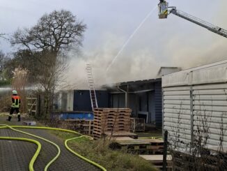 FW Rösrath: Brand in Gewerbehalle - Massive Rauchentwicklung weithin sichtbar