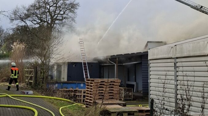 FW Rösrath: Brand in Gewerbehalle - Massive Rauchentwicklung weithin sichtbar