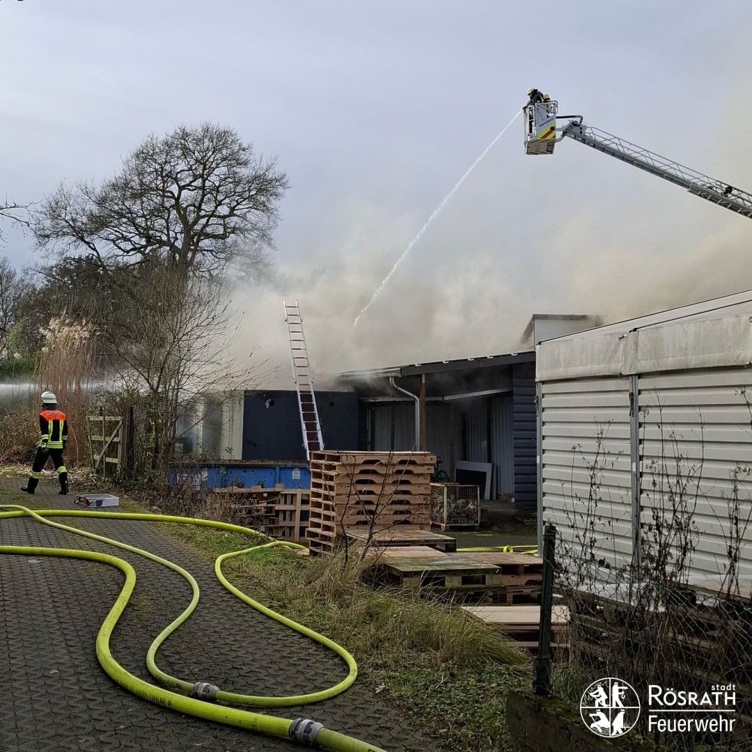 FW Rösrath: Brand in Gewerbehalle - Massive Rauchentwicklung weithin sichtbar