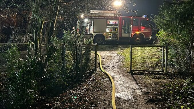 FW Rösrath: Brand in Kleingartensiedlung