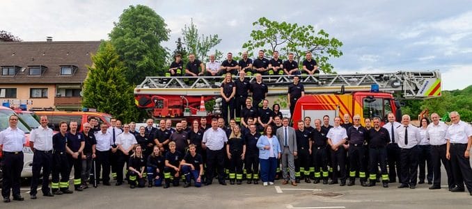 FW Rösrath: Einsatzkräfte der Feuerwehr Rösrath erhalten die Feuerwehr- und Katastrophenschutz-Einsatzmedaille - Einsegnung und Bootstaufe der Boote der Feuerwehr im Anschluss