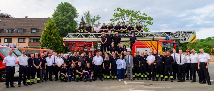 FW Rösrath: Einsatzkräfte der Feuerwehr Rösrath erhalten die Feuerwehr- und Katastrophenschutz-Einsatzmedaille - Einsegnung und Bootstaufe der Boote der Feuerwehr im Anschluss