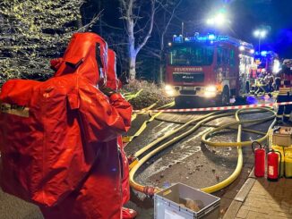 FW Rösrath: +++ Übung +++ Übung +++ Übung +++ Feuerwehr Rösrath - ABC-Stoffaustritt im Freien