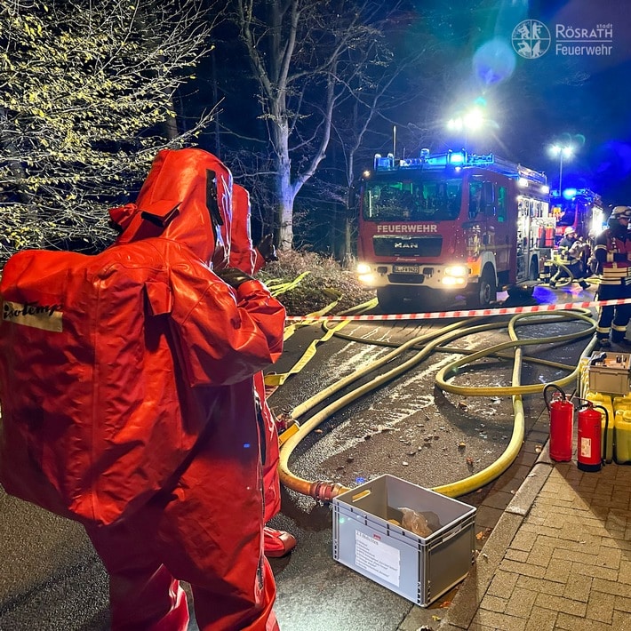 FW Rösrath: +++ Übung +++ Übung +++ Übung +++ Feuerwehr Rösrath - ABC-Stoffaustritt im Freien