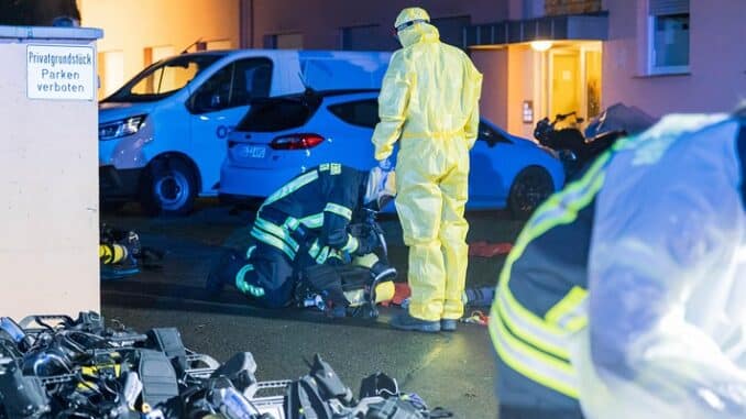 FW Rösrath: Wohnungsbrand mit Menschenleben in Gefahr