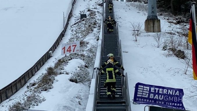FW-SE: Borsteler Feuerwehrleute erklimmen Skisprungschanze in Oberhof