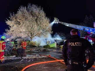 FW-SE: Carportbrand greift auf Wohngebäude über